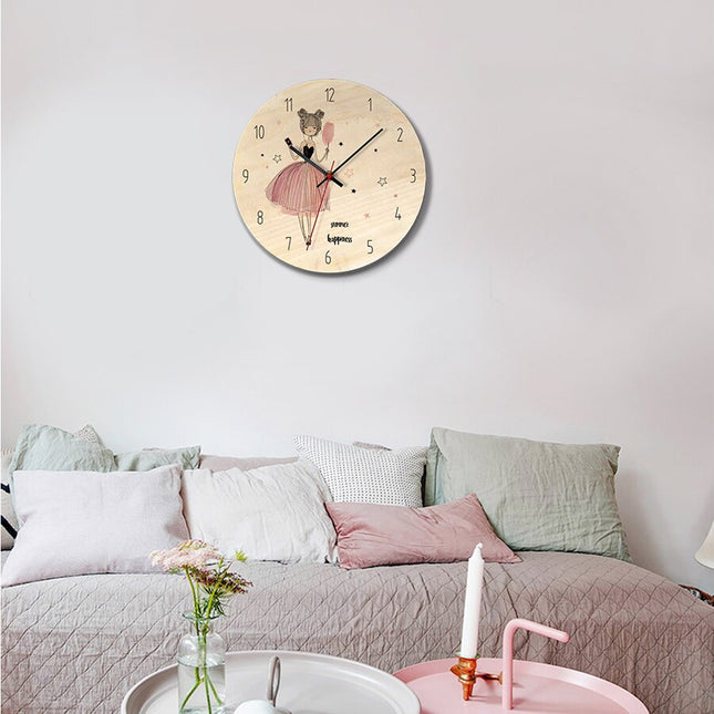 Veggklokke i tre med jentemotiv