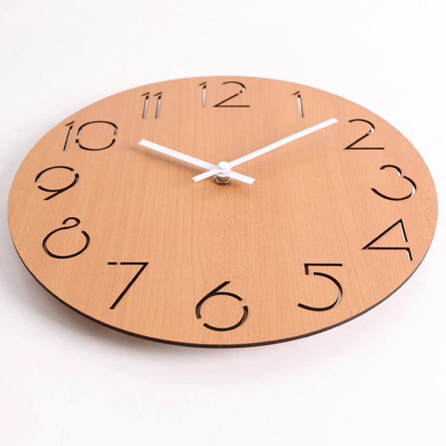 Svart veggklokke i tre med utskårne tall