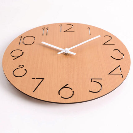 Svart veggklokke i tre med utskårne tall