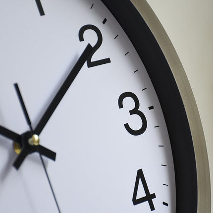 Enkel veggklokke med ramme i stål