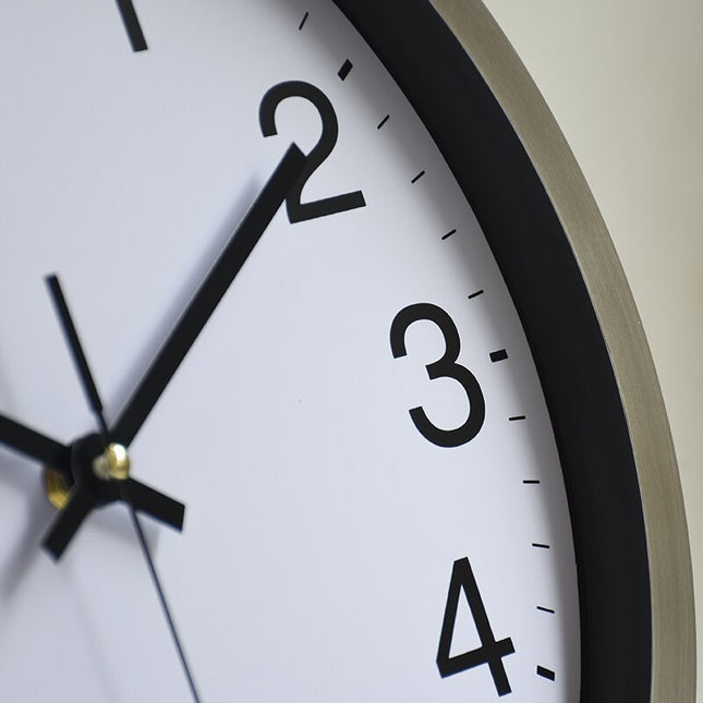 Enkel veggklokke med ramme i stål