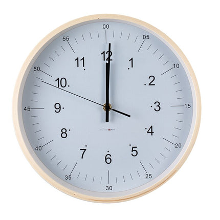 Nordisk veggklokke med ramme i lyst tre
