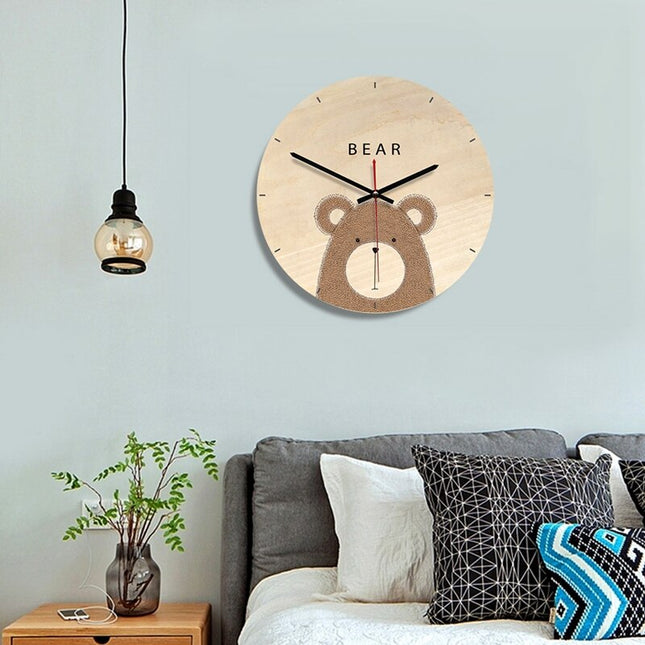 Veggklokke i tre med bjørnemotiv