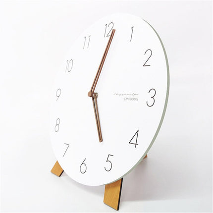Minimalistisk hvit skandinavisk veggklokke