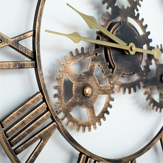Stor metallklokke med romertall tannhjul