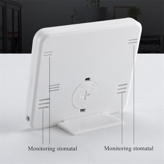 Hvit digital klokke med termometer