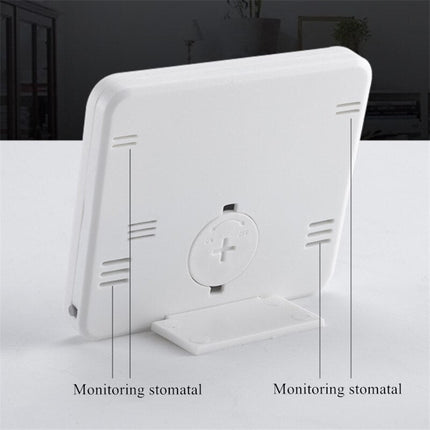 Hvit digital klokke med termometer