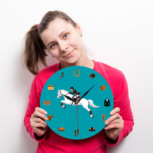 Blå veggklokke med hest og ridetema