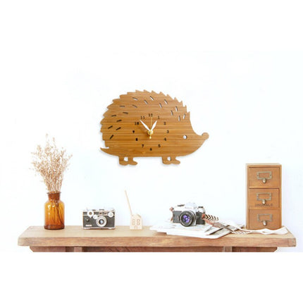 Veggklokke i tre formet som pinnsvin