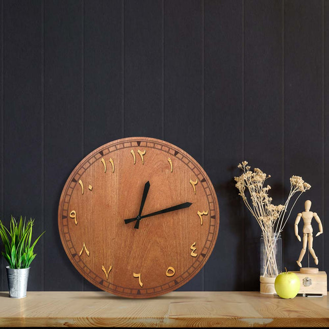 Veggklokke i tre med arabiske tall