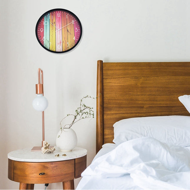 Fargerik veggklokke med treplankedesign