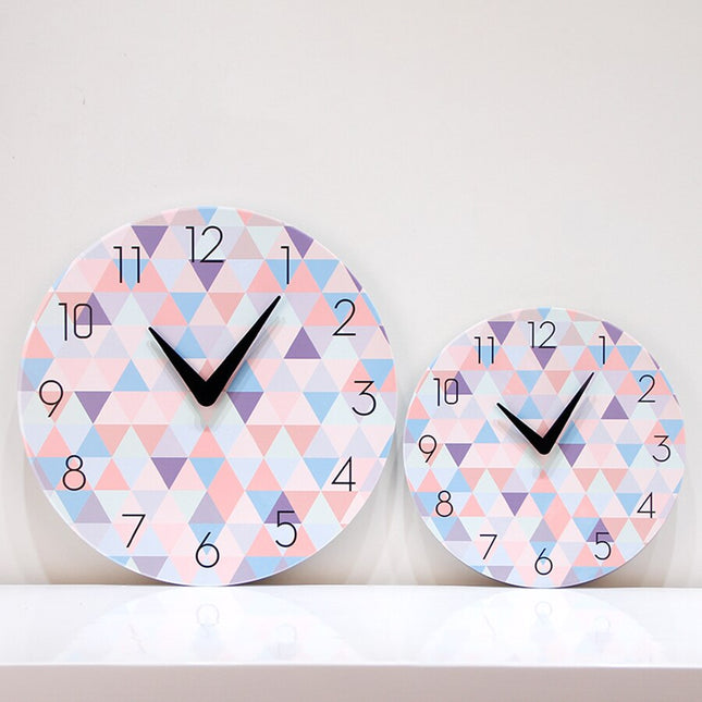 Design veggklokke med geometrisk mønster