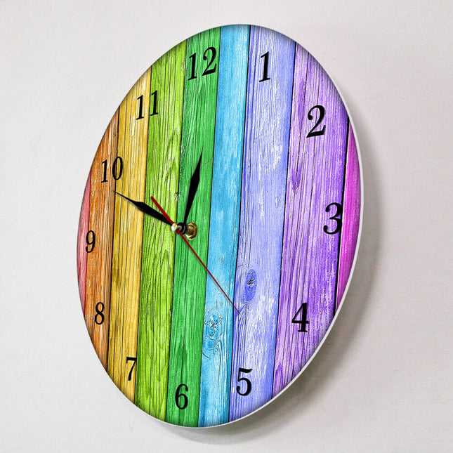 Rund veggklokke med regnbuefarger