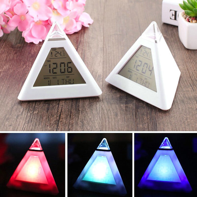 Pyramideformet vekkeklokke med fargeskiftende lys