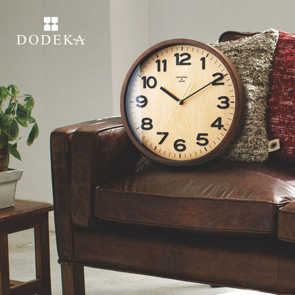 Klassisk veggklokke i tre med glass