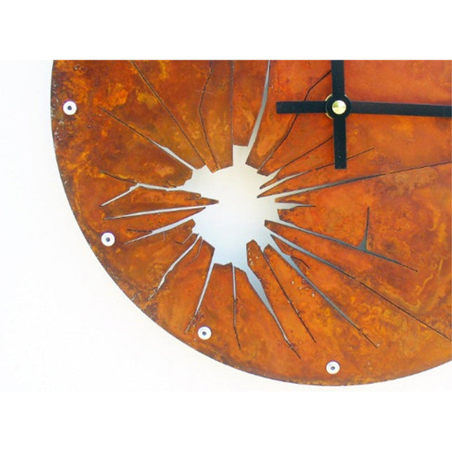 Rustikk veggklokke med knust design