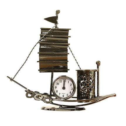 Bordklokke i metall formet som båt