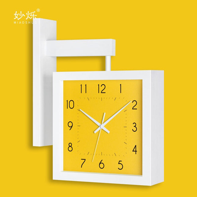 Firkantet dobbeltsidig veggklokke i tre