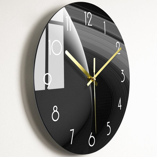 Kunstnerisk designklokke med gulldetaljer