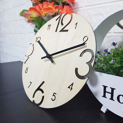 Veggklokke i tre med store tall