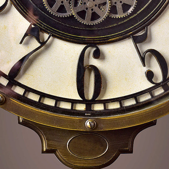 Antikk industriell veggklokke med pendel