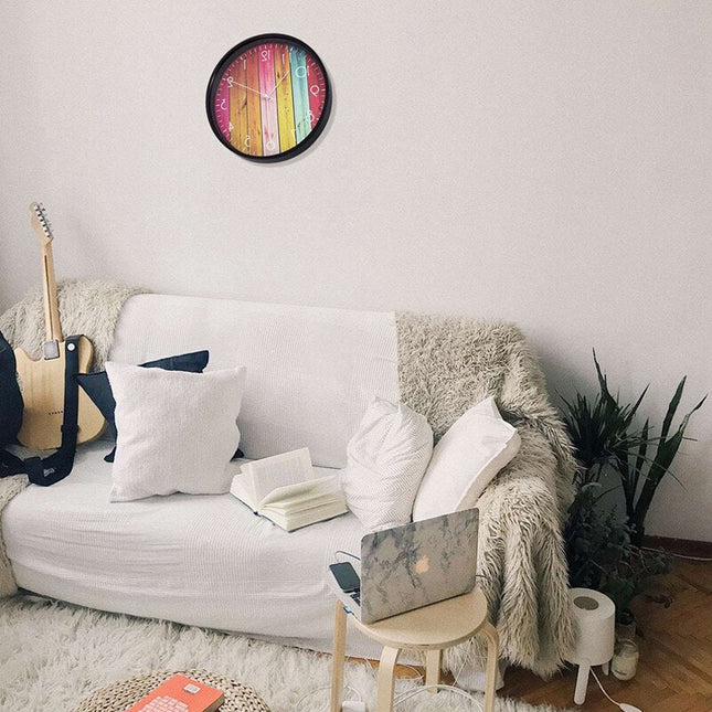 Fargerik veggklokke med treplankedesign