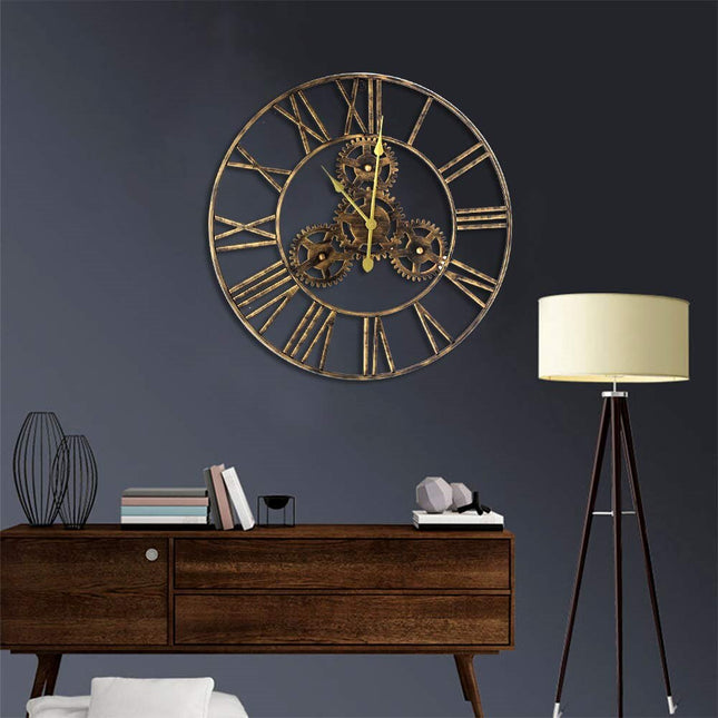 Stor metallklokke med romertall tannhjul
