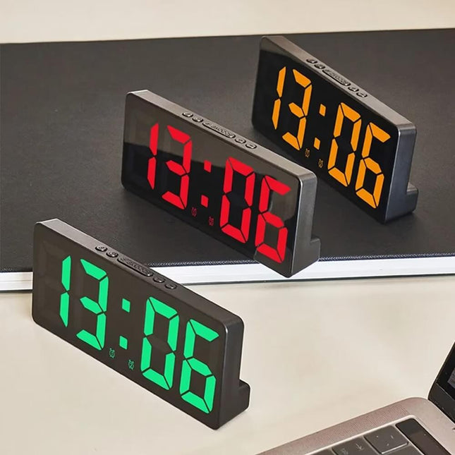Liten digital bordklokke med alarm