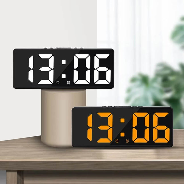 Liten digital bordklokke med alarm