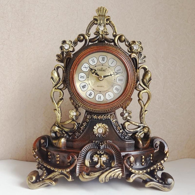 Vintage bordklokke med gullfargede detaljer