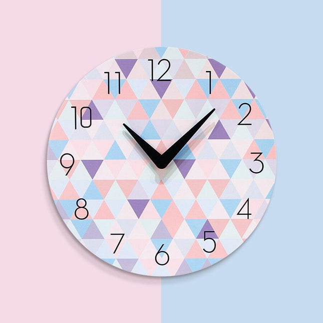 Design veggklokke med geometrisk mønster