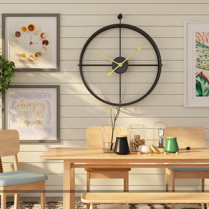 Moderne nordisk veggklokke i gullmetall