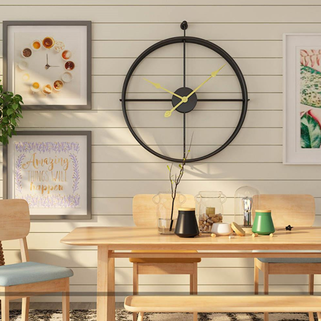 Moderne nordisk veggklokke i gullmetall