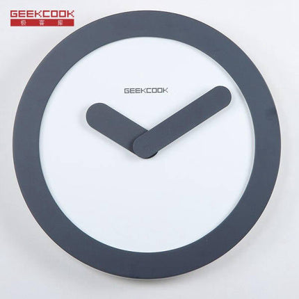 Minimalistisk veggklokke med tykke visere