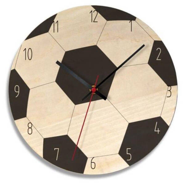 Veggklokke i tre med fotballmotiv