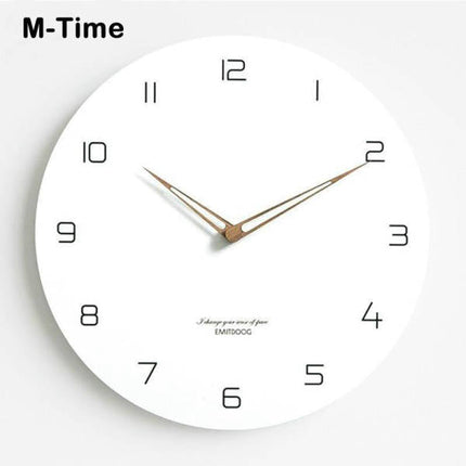 Veggklokke i hvitkalket tre design