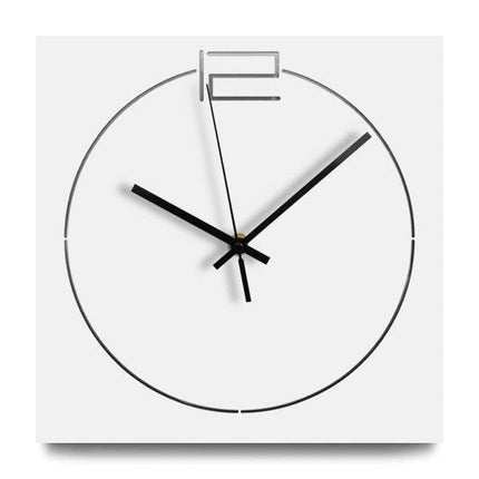 Minimalistisk firkantet veggklokke i metall