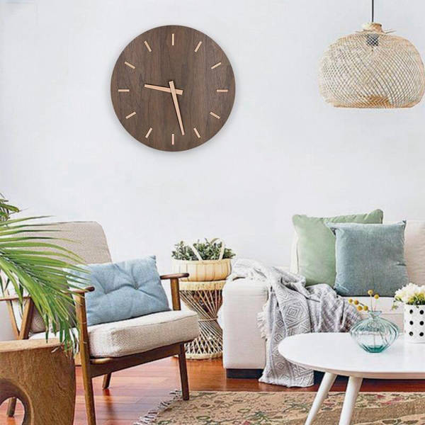 Stillegående moderne veggklokke i tre