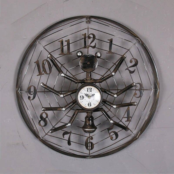 Industriell veggklokke med edderkoppdesign