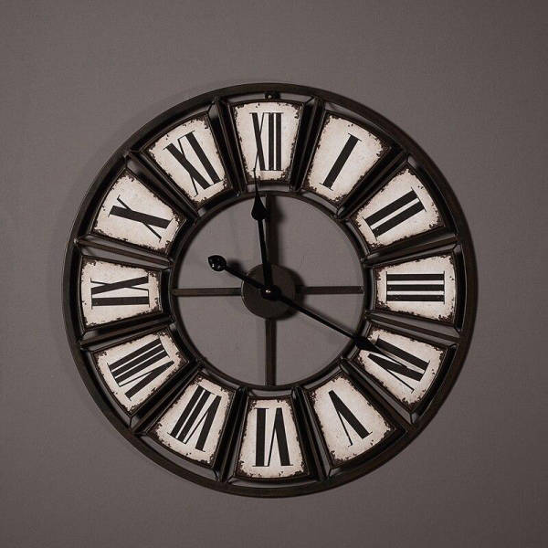 Stor industriell klokke med romertall