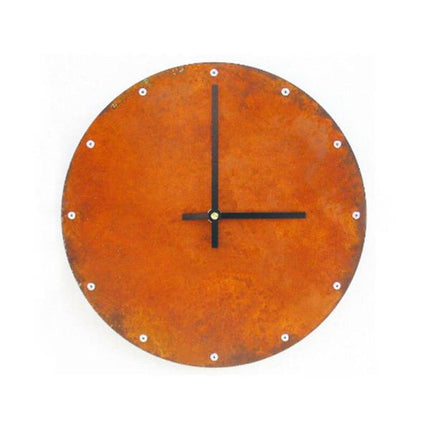 Rund veggklokke med rustikk metallfinish