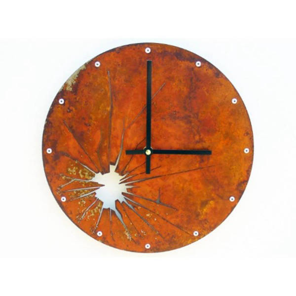 Rustikk veggklokke med knust design