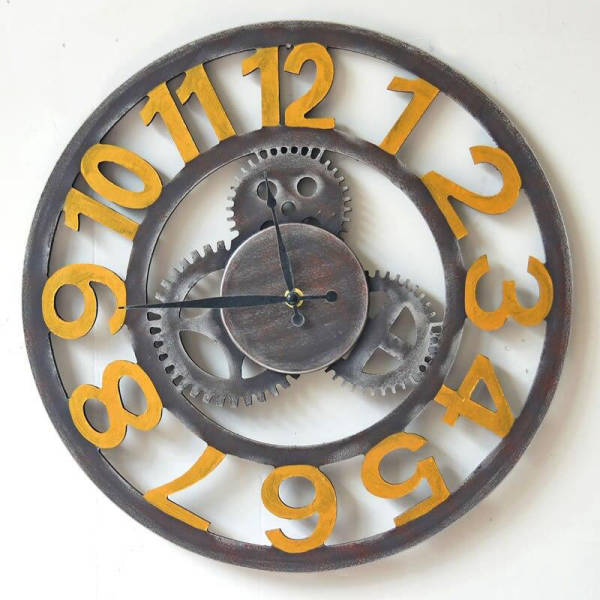 Industriell klokke med gylne tannhjul