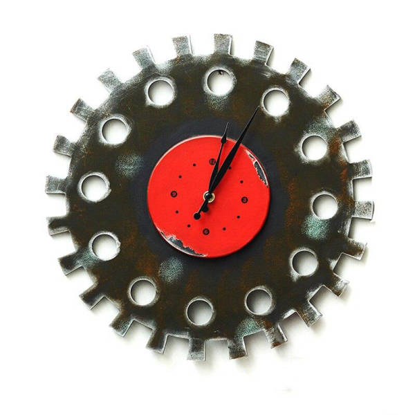 Industriell veggklokke formet som fargerikt tannhjul