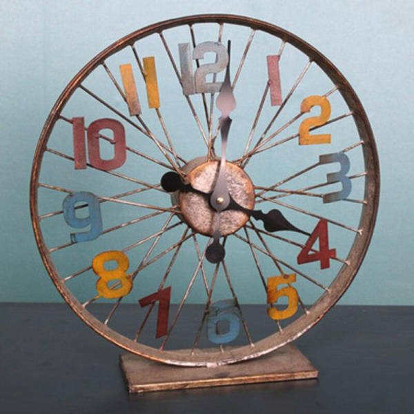 Industriell bordklokke formet som sykkelhjul