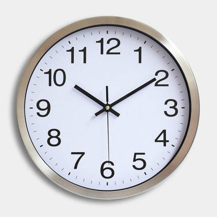Enkel veggklokke med ramme i stål
