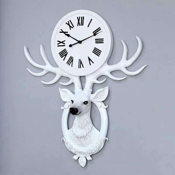 Hvit veggklokke med hjortehode design