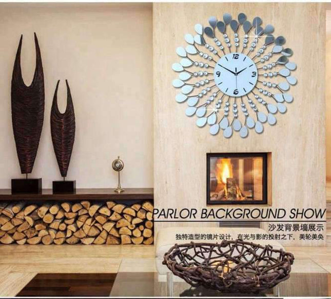 Stor sølvfarget veggklokke med krystaller