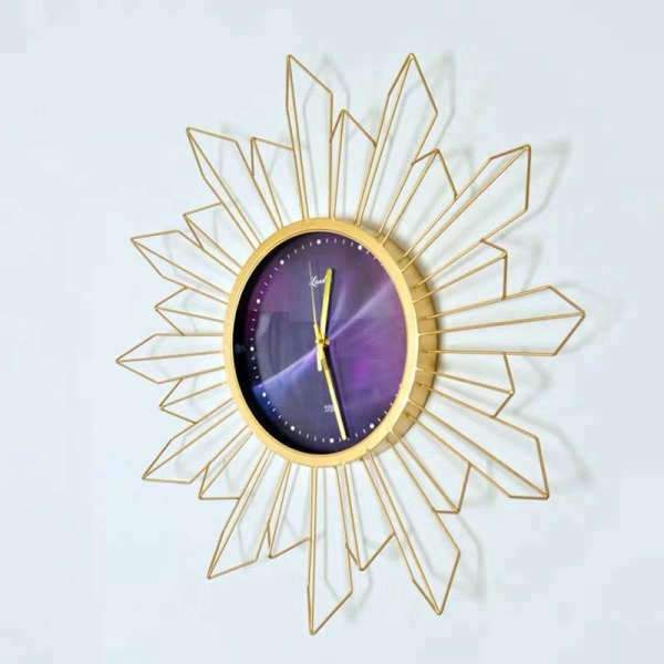 Stor stjerneformet veggklokke i metall