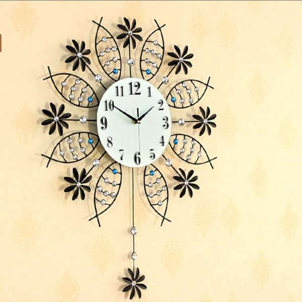 Smijern veggklokke med blomster og pendel